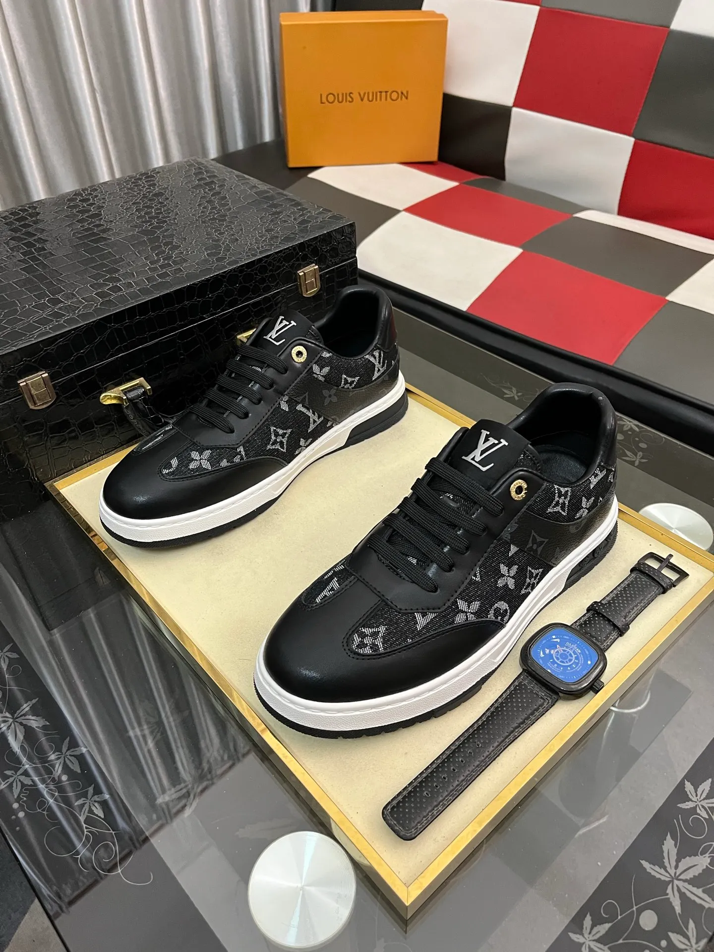 Men's shoes 💰400⌚️⌚️《Louis vuitton/LV Louis Vuitton》original quality.~ Unique modern style sneakers. 🏃A must-have casual shoe for trendy men😍😍 Original brand imported from Italy, imported original leather, cowhide lining (refuses to discolor and grind feet) sole: original sole provided by the original factory, French lazy style design ⚠️Fit to the feet, original quality, super comfortable original sole. Code number: 38-442️⃣Colors available